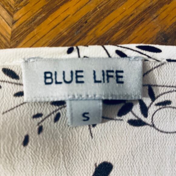 Blue Life Cora Top, Barcelona Floral, Size Small, White with Black Print - Picture 10 of 10